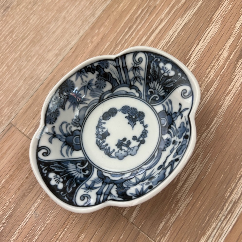 Blue and white jewelry holder